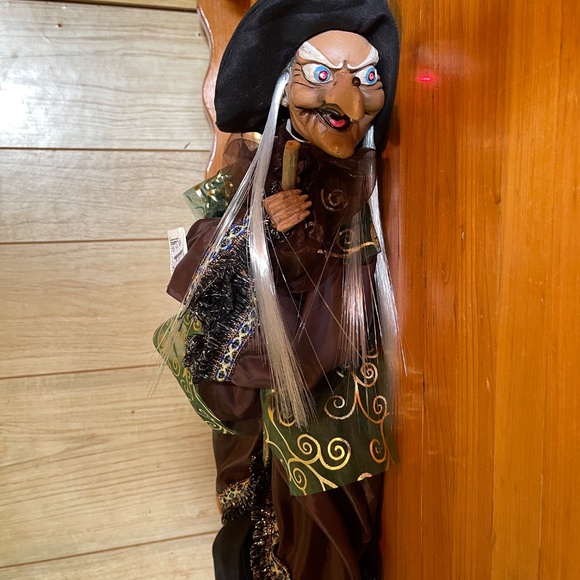 Flying eye flashing cackling fashionable animated Halloween witch - Picture 11 of 11